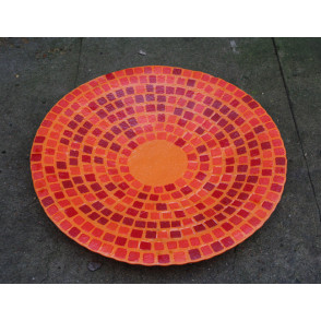 Lielais sarkanai oranžais stikla šķīvis ar mozaīkas rakstu