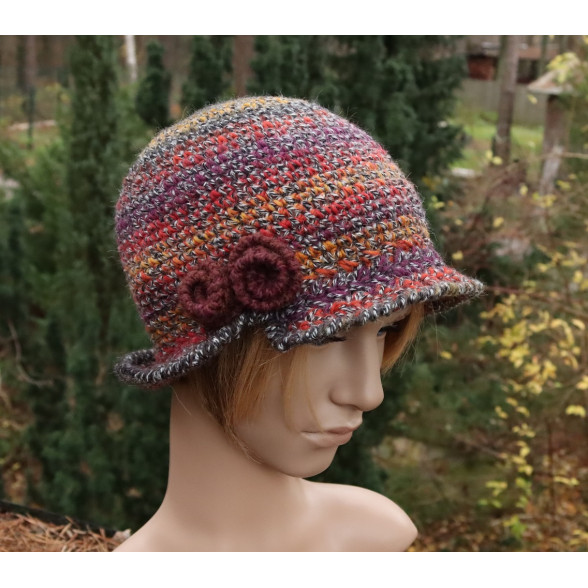 Tamborēta platmales tipa cepure ar šķeltu malu un tamborētu dekoru