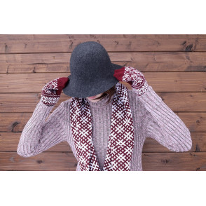 Piegulošs džemperis ar augstu kaklu - bītlene (iespējamas dažādas krāsas un izmēri) - var pieskaņot šalles, cimdus, zeķes